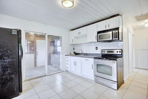 House in Avon Park, Florida 2 bedrooms, 69.68 sq.m. № 2199703 - photo 6