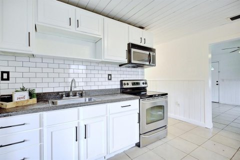 House in Avon Park, Florida 2 bedrooms, 69.68 sq.m. № 2199703 - photo 4