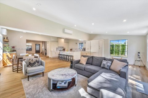 Villa ou maison à vendre à South Miami, Floride: 3 chambres, 248.51 m2 № 2068782 - photo 13