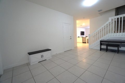 Villa ou maison à louer à Miami, Floride: 4 chambres, 169.08 m2 № 2146577 - photo 3