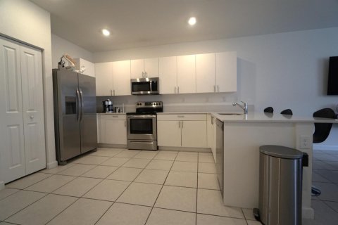 Villa ou maison à louer à Miami, Floride: 4 chambres, 169.08 m2 № 2146577 - photo 7