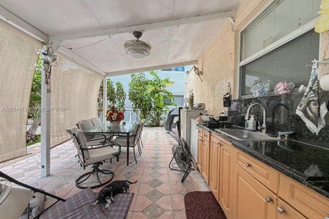 House in Miami, Florida 2 bedrooms, 112.88 sq.m. № 2070237 - photo 24