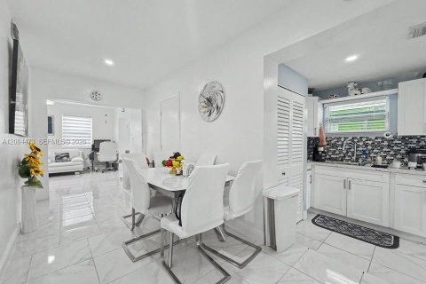 House in Miami, Florida 2 bedrooms, 112.88 sq.m. № 2070237 - photo 10