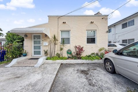 House in Miami, Florida 2 bedrooms, 112.88 sq.m. № 2070237 - photo 2
