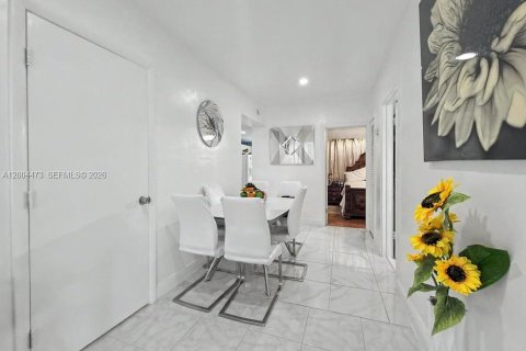 House in Miami, Florida 2 bedrooms, 112.88 sq.m. № 2070237 - photo 9