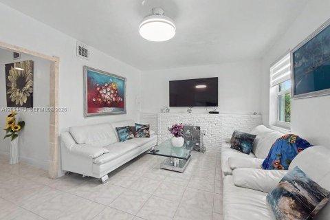 House in Miami, Florida 2 bedrooms, 112.88 sq.m. № 2070237 - photo 4