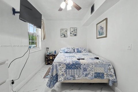House in Miami, Florida 2 bedrooms, 112.88 sq.m. № 2070237 - photo 13