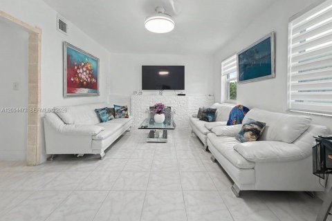 House in Miami, Florida 2 bedrooms, 112.88 sq.m. № 2070237 - photo 7