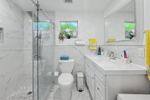 House in Miami, Florida 2 bedrooms, 112.88 sq.m. № 2070237 - photo 18