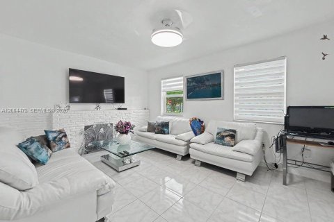 House in Miami, Florida 2 bedrooms, 112.88 sq.m. № 2070237 - photo 5