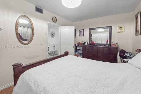 House in Miami, Florida 2 bedrooms, 112.88 sq.m. № 2070237 - photo 17
