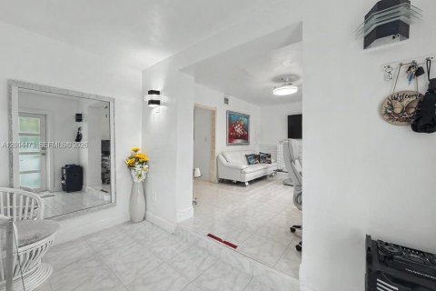 House in Miami, Florida 2 bedrooms, 112.88 sq.m. № 2070237 - photo 3