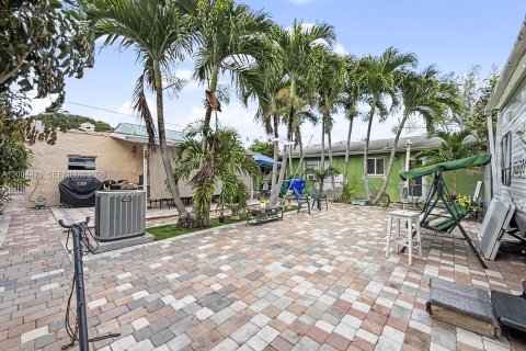 House in Miami, Florida 2 bedrooms, 112.88 sq.m. № 2070237 - photo 21