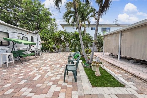 House in Miami, Florida 2 bedrooms, 112.88 sq.m. № 2070237 - photo 20