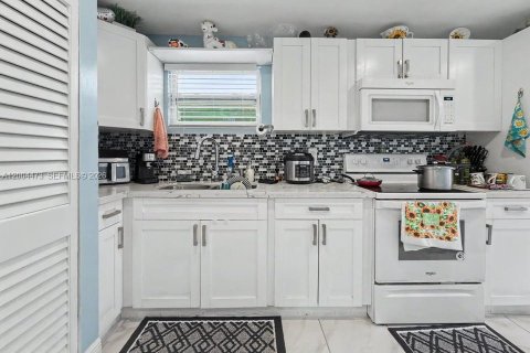 House in Miami, Florida 2 bedrooms, 112.88 sq.m. № 2070237 - photo 12