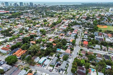 House in Miami, Florida 2 bedrooms, 112.88 sq.m. № 2070237 - photo 25