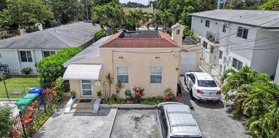 House in Miami, Florida 2 bedrooms, 112.88 sq.m. № 2070237