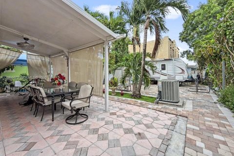 House in Miami, Florida 2 bedrooms, 112.88 sq.m. № 2070237 - photo 23