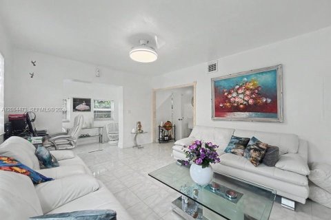 House in Miami, Florida 2 bedrooms, 112.88 sq.m. № 2070237 - photo 8