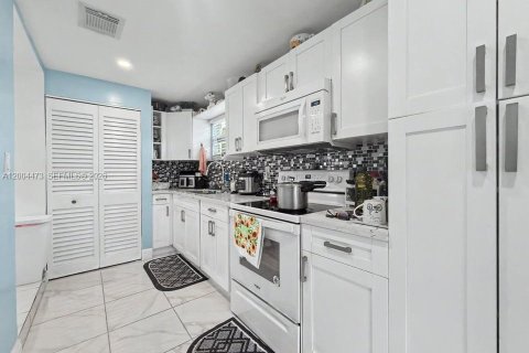 House in Miami, Florida 2 bedrooms, 112.88 sq.m. № 2070237 - photo 11