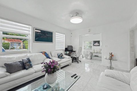 House in Miami, Florida 2 bedrooms, 112.88 sq.m. № 2070237 - photo 6