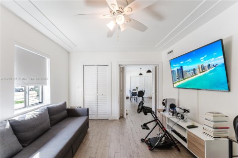 Casa en venta en North Miami, Florida, 4 dormitorios, 154.78 m2 № 1970674 - foto 12