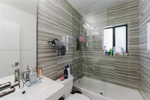Casa en venta en North Miami, Florida, 4 dormitorios, 154.78 m2 № 1970674 - foto 18