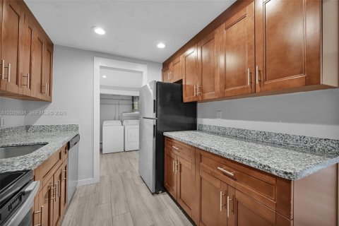 Casa en alquiler en Miami, Florida, 3 dormitorios, 139.35 m2 № 2171016 - foto 15