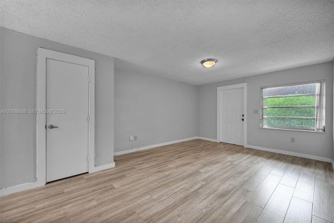 Casa en alquiler en Miami, Florida, 3 dormitorios, 139.35 m2 № 2171016 - foto 10