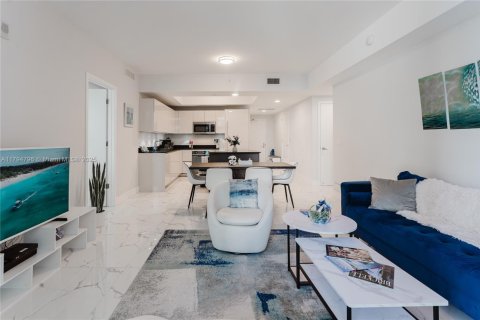 Condo in Miami, Florida, 2 bedrooms  № 1936990 - photo 9