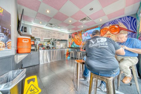 Commercial property in Hialeah, Florida № 1985602 - photo 6