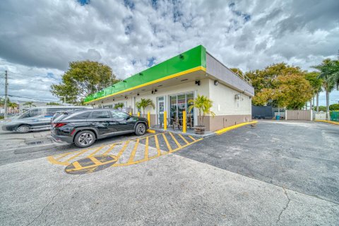 Commercial property in Hialeah, Florida № 1985602 - photo 2