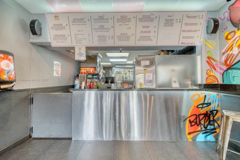 Commercial property in Hialeah, Florida № 1985602 - photo 3