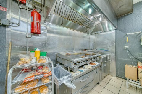 Commercial property in Hialeah, Florida № 1985602 - photo 10