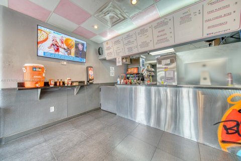 Commercial property in Hialeah, Florida № 1985602 - photo 1