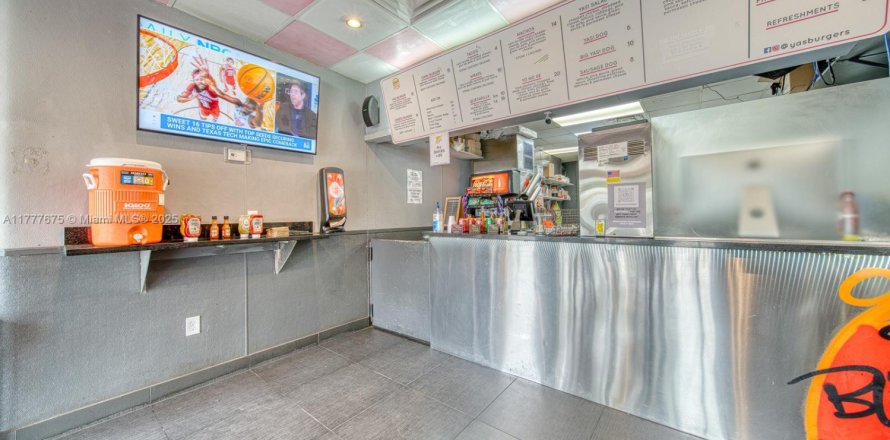 Commercial property in Hialeah, Florida № 1985602