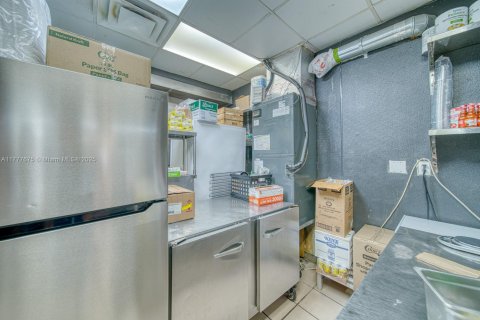 Commercial property in Hialeah, Florida № 1985602 - photo 14