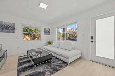 House in Miami, Florida 2 bedrooms, 142.51 sq.m. № 1951659 - photo 4