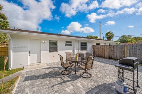 House in Miami, Florida 2 bedrooms, 142.51 sq.m. № 1951659 - photo 1