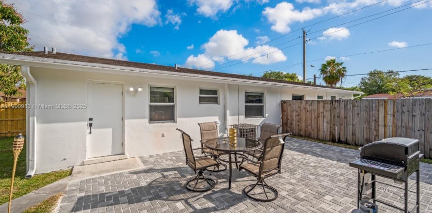 House in Miami, Florida 2 bedrooms, 142.51 sq.m. № 1951659