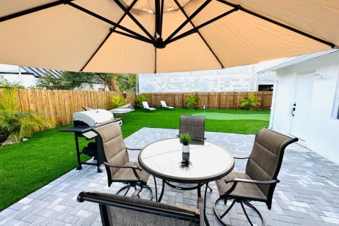 House in Miami, Florida 2 bedrooms, 142.51 sq.m. № 1951659 - photo 11