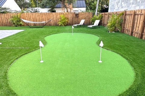 House in Miami, Florida 2 bedrooms, 142.51 sq.m. № 1951659 - photo 15