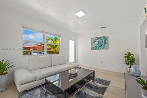 House in Miami, Florida 2 bedrooms, 142.51 sq.m. № 1951659 - photo 5