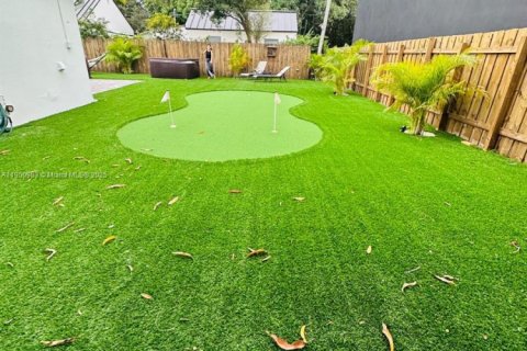 House in Miami, Florida 2 bedrooms, 142.51 sq.m. № 1951659 - photo 12