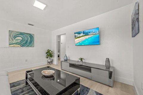 House in Miami, Florida 2 bedrooms, 142.51 sq.m. № 1951659 - photo 6