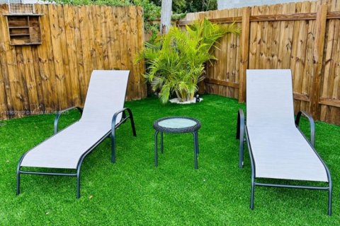 House in Miami, Florida 2 bedrooms, 142.51 sq.m. № 1951659 - photo 9