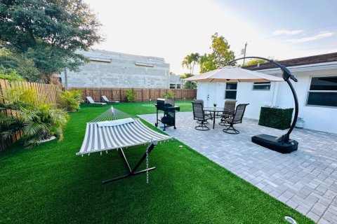 House in Miami, Florida 2 bedrooms, 142.51 sq.m. № 1951659 - photo 2