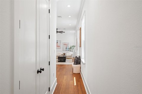 House in Tampa, Florida 4 bedrooms, 250.93 sq.m. № 1800595 - photo 20