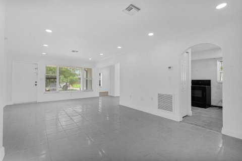 Villa ou maison à louer à Hollywood, Floride: 3 chambres, 120.03 m2 № 2192849 - photo 5