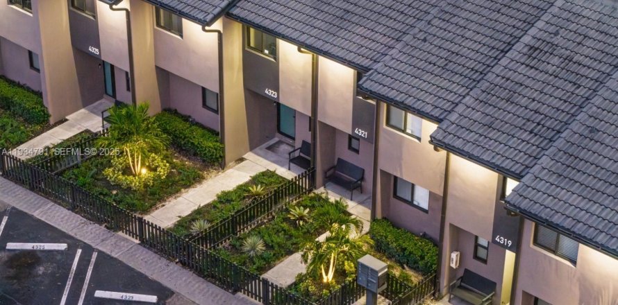 Adosado en Coral Springs, Florida 3 dormitorios, 153.29 m2 № 1993013